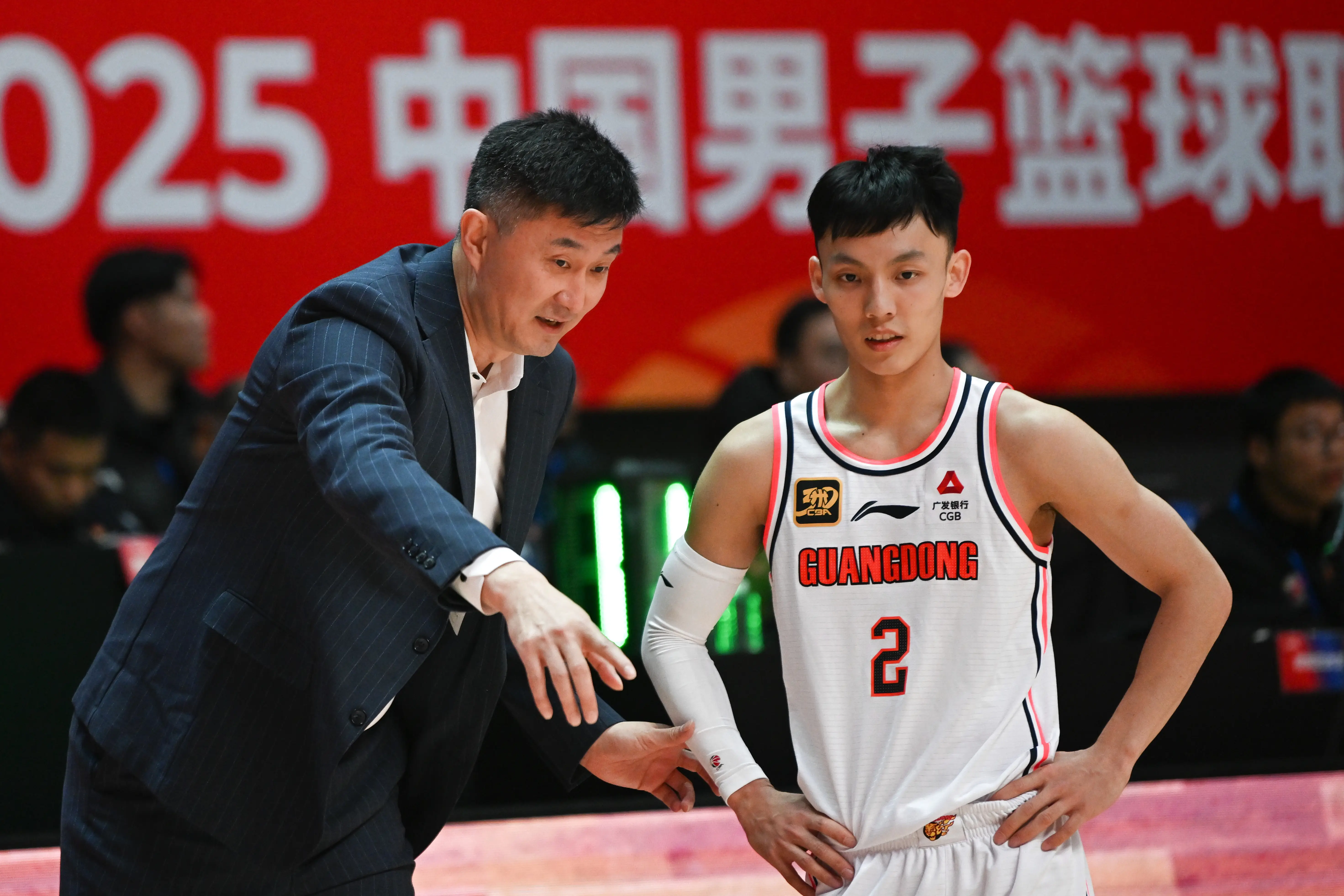 关于CBA常规赛赛程吃紧，俄克拉荷马雷霆今晨迎来里程碑，底气十足，数据趋势出现新变化的信息